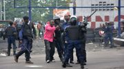 Un manifestant est arrêté suite à des heurts avec la police à Kinshasa le 12 janvier 2015. Un manifestant est arrêté suite à des heurts avec la police à Kinshasa le 12 janvier 2015.