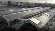 Une vue sur les toits de Tour et taxis, désormais largement recouverts avec quelque 10.000 panneaux photovoltaïque Une vue sur les toits de Tour et taxis, désormais largement recouverts avec quelque 10.000 panneaux photovoltaïque