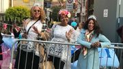 Des fans de Meghan et Harry dans les rues de Windsor. Des fans de Meghan et Harry dans les rues de Windsor.