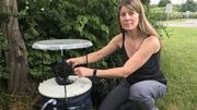 Isra Deblauwe, chercheuse à l'Institut de médecine tropicale d'Anvers, installe un piège à moustiques au bord de l'E411. Isra Deblauwe, chercheuse à l'Institut de médecine tropicale d'Anvers, installe un piège à moustiques au bord de l'E411.