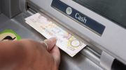 Il y a 50 ans, le tout premier distributeur servait des billets à Londres Il y a 50 ans, le tout premier distributeur servait des billets à Londres