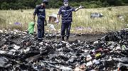 Les services d'urgence ukrainiens cherchent les corps des victimes dans l'épave du vol MH17 le 20 juillet, près du village de Grabove. Les services d'urgence ukrainiens cherchent les corps des victimes dans l'épave du vol MH17 le 20 juillet, près du village de Grabove.
