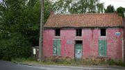 Avant restauration... Perdue dans les méandres de Colfontaine, la petite maison rose de la rue Wilson reste inconnue des riverains Avant restauration... Perdue dans les méandres de Colfontaine, la petite maison rose de la rue Wilson reste inconnue des riverains