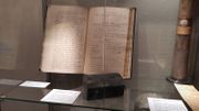 Le coffret est entouré de divers documents d'époque liés à sa vie et son décès, dans l'exposition visible jusqu'au 20 septembre au Musée des Beaux-Arts. Le coffret est entouré de divers documents d'époque liés à sa vie et son décès, dans l'exposition visible jusqu'au 20 septembre au Musée des Beaux-Arts.