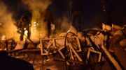 Des manifestants participent à l'élévation d'une barricade au centre de Kiev Des manifestants participent à l'élévation d'une barricade au centre de Kiev