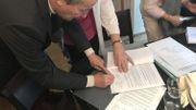 L'échevin Cédric du Monceau (liste Avenir, cdH) signe l'accord préélectoral de la majorité. L'échevin Cédric du Monceau (liste Avenir, cdH) signe l'accord préélectoral de la majorité.