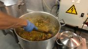 Le couscous préparé par Latifa et son équipe de bénévoles Le couscous préparé par Latifa et son équipe de bénévoles