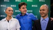 C’est vrai qu’entre l’homme (David Hanson, CEO de Hanson Robotics) et les robots, la différence s’estompe… C’est vrai qu’entre l’homme (David Hanson, CEO de Hanson Robotics) et les robots, la différence s’estompe…