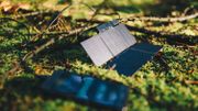 Déployé, le chargeur solaire expose 200 cm2 de panneaux photovoltaïques Déployé, le chargeur solaire expose 200 cm2 de panneaux photovoltaïques