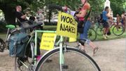 Près de 300 cyclistes nus parcourent Bruxelles pour dénoncer pollution et insécurité (vidéos) Près de 300 cyclistes nus parcourent Bruxelles pour dénoncer pollution et insécurité (vidéos)