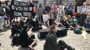 Un groupe d'une dizaine de personnes, vêtues de noir, sont également venues avec un cercueil. Un groupe d'une dizaine de personnes, vêtues de noir, sont également venues avec un cercueil.