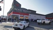 Les gens font la queue pour acheter des armes et des munitions au magasin d'armes Ready Gunner le 10 janvier 2021 à Orem, dans l'Utah. Les ventes de munitions et d'armes à feu ont grimpé en flèche dans l'Utah dans les jours qui ont suivi la prise d'assaut du bâtiment du Capitole à Washington DC. Les gens font la queue pour acheter des armes et des munitions au magasin d'armes Ready Gunner le 10 janvier 2021 à Orem, dans l'Utah. Les ventes de munitions et d'armes à feu ont grimpé en flèche dans l'Utah dans les jours qui ont suivi la prise d'assaut du bâtiment du Capitole à Washington DC.