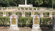 Au cimetière militaire de Rabosée, les plaques en bronze des tombes ont été remplacées par des copies en gravoglas suite au vol de la majorité d'entre elles Au cimetière militaire de Rabosée, les plaques en bronze des tombes ont été remplacées par des copies en gravoglas suite au vol de la majorité d'entre elles