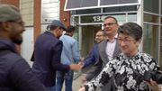 A l’arrivée à Granby, les immigrants sont accueillis par un comité d’accueil. On veut qu’ils se sentent bien dans la ville et qu’ils envisagent, qui sait, d’y rester. A l’arrivée à Granby, les immigrants sont accueillis par un comité d’accueil. On veut qu’ils se sentent bien dans la ville et qu’ils envisagent, qui sait, d’y rester.