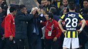 Derby sanglant à Istanbul, l'entraîneur de Besiktas blessé Derby sanglant à Istanbul, l'entraîneur de Besiktas blessé