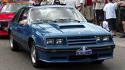 Les 100 ans de la marque Ford sont célébrés par une parade dans les rues de Genk: une Ford Mustang III 1980. Les 100 ans de la marque Ford sont célébrés par une parade dans les rues de Genk: une Ford Mustang III 1980.