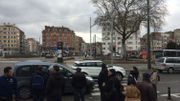 Les badauds sont tenus à l'écart du périmètre de sécurité. Les badauds sont tenus à l'écart du périmètre de sécurité.