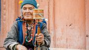 Le bouddhisme colore la vie des Tibétains et des Ladakhis rarement sans leur moulin à prières. Le bouddhisme colore la vie des Tibétains et des Ladakhis rarement sans leur moulin à prières.