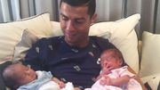 Cristiano Ronaldo présente ses jumeaux après avoir quitté la Coupe des Confédérations Cristiano Ronaldo présente ses jumeaux après avoir quitté la Coupe des Confédérations