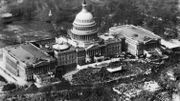 Vue aérienne du capitole pour la ^prestation de serment de Dwight Eisenhower, en 1957 Vue aérienne du capitole pour la ^prestation de serment de Dwight Eisenhower, en 1957