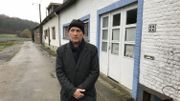 Michel Decoster devant sa maison dans le quartier du Culot à Wavre. Le contournement traversera les prairies et le bois à côté de chez lui Michel Decoster devant sa maison dans le quartier du Culot à Wavre. Le contournement traversera les prairies et le bois à côté de chez lui