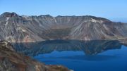 Le mont Paektu haut de 2744 mètres est considérée comme sacrée par tous les Coréens car elle est réputée être le lieu de naissance de Dangun, fondateur légendaire du royaume coréen. Le mont Paektu haut de 2744 mètres est considérée comme sacrée par tous les Coréens car elle est réputée être le lieu de naissance de Dangun, fondateur légendaire du royaume coréen.