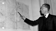 Gaston de Gerlache, carte de l'Antarctique au bout de la baguette, explique son expédition, en février 1957 Gaston de Gerlache, carte de l'Antarctique au bout de la baguette, explique son expédition, en février 1957