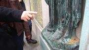 Sur certains monuments, le bronze a complètement perdu sa couleur d'origine. Sur certains monuments, le bronze a complètement perdu sa couleur d'origine.