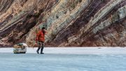 Tashi emprunte la "route" du Chadar depuis près de 40 ans, il avance rapidement en récitant ses prières bouddhistes. Tashi emprunte la "route" du Chadar depuis près de 40 ans, il avance rapidement en récitant ses prières bouddhistes.