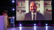 L'auteur reçoit son prix à distance L'auteur reçoit son prix à distance
