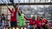 Belgique, Bruxelles, commune de Molenbeek.
Tiffany, Noélie, Andréa et Chérines encouragent leurs camarades lors d’un tournoi organisé par le RDWM Girls au stade Edmond Machtens. Noélie, 16 ans, en vert, est gardienne de but. Elle est néerlandophone et vit dans une localité flamande : « A mon arrivée au club, je ne connaissais personne, J’ai été très bien accueillie. On me dit souvent que Molenbeek n’est pas un endroit sûr mais pour moi c’est une commune comme les autres. »
Belgique, Bruxelles, commune de Molenbeek.
Tiffany, Noélie, Andréa et Chérines encouragent leurs camarades lors d’un tournoi organisé par le RDWM Girls au stade Edmond Machtens. Noélie, 16 ans, en vert, est gardienne de but. Elle est néerlandophone et vit dans une localité flamande : « A mon arrivée au club, je ne connaissais personne, J’ai été très bien accueillie. On me dit souvent que Molenbeek n’est pas un endroit sûr mais pour moi c’est une commune comme les autres. »