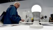 Même piratée, une ampoule intelligente posera moins de problèmes qu'une serrure connectée. Même piratée, une ampoule intelligente posera moins de problèmes qu'une serrure connectée.