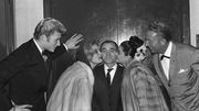 Charles Aznavour entouré par Johnny Hallyday, l'actrice et chanteuse grecque Mélina Mercouri, la danseuse de flamenco La Chunga et le chanteur Charles Trenet, en 1971 à l'Olympia Charles Aznavour entouré par Johnny Hallyday, l'actrice et chanteuse grecque Mélina Mercouri, la danseuse de flamenco La Chunga et le chanteur Charles Trenet, en 1971 à l'Olympia