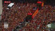 Une foule en liesse attend impatiemment les Diables rouges à la Grand-Place de Bruxelles Une foule en liesse attend impatiemment les Diables rouges à la Grand-Place de Bruxelles