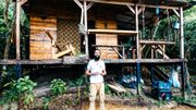 Philippe devant sa magnifique cabane construite en quelques semaines avec les matériaux donnés par la forêt. Philippe devant sa magnifique cabane construite en quelques semaines avec les matériaux donnés par la forêt.