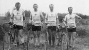L'équipe suédoise de cyclisme, avec Harry Stenqvist à gauche L'équipe suédoise de cyclisme, avec Harry Stenqvist à gauche