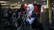 Shahenaz Jebreen est un pilier de l’équipe nationale de Jordanie. Il y a peu, elle a intégré la Fédération en tant que coordinatrice des équipes jeunes. « Nous les faisons grandir », se réjouit-elle. « Voir que l’on peut réussir en jouant au foot, que l’on peut en faire de sa passion sa profession, cela leur donne confiance et les encourage à s’accrocher ». Shahenaz Jebreen a quitté l’équipe nationale quand la FIFA a interdit, entre 2011 et 2014, aux femmes de porter le voile lors des compétitions officielles. De retour sur les terrains, elle entend « montrer aux parents qu’une fille jordanienne musulmane peut faire son chemin dans le football ». Shahenaz Jebreen est un pilier de l’équipe nationale de Jordanie. Il y a peu, elle a intégré la Fédération en tant que coordinatrice des équipes jeunes. « Nous les faisons grandir », se réjouit-elle. « Voir que l’on peut réussir en jouant au foot, que l’on peut en faire de sa passion sa profession, cela leur donne confiance et les encourage à s’accrocher ». Shahenaz Jebreen a quitté l’équipe nationale quand la FIFA a interdit, entre 2011 et 2014, aux femmes de porter le voile lors des compétitions officielles. De retour sur les terrains, elle entend « montrer aux parents qu’une fille jordanienne musulmane peut faire son chemin dans le football ».