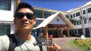 Ben Wu devant le bâtiment du gouvernement de Tuvalu, construit notamment avec des fonds apportés par Taïwan. Ben Wu devant le bâtiment du gouvernement de Tuvalu, construit notamment avec des fonds apportés par Taïwan.