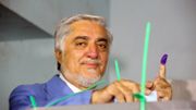 Le premier ministre sortant, le Dr Abdullah Abdullah, montre la marque à l'encre indélébile sur le doigt, preuve de son vote. Le premier ministre sortant, le Dr Abdullah Abdullah, montre la marque à l'encre indélébile sur le doigt, preuve de son vote.