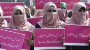 Au Pakistan, les femmes sont encore tuées par balle, au couteau, étranglées, lapidées ou brûlées pour avoir "sali l’honneur" de leur famille. Au Pakistan, les femmes sont encore tuées par balle, au couteau, étranglées, lapidées ou brûlées pour avoir "sali l’honneur" de leur famille.