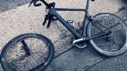 Le vélo d'un des coureurs impliqués dans l'accident. Le vélo d'un des coureurs impliqués dans l'accident.