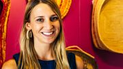 Emma Poletti, engagée au service ventes et marketing de Tjanpi, dans la galerie d'Alice Springs. Emma Poletti, engagée au service ventes et marketing de Tjanpi, dans la galerie d'Alice Springs.