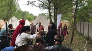 Pour faire face aux ennemis, les enfants apprennent le maniement d'épées factices. Pour faire face aux ennemis, les enfants apprennent le maniement d'épées factices.