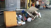 A Dison, devant les habitations, les déchets liés aux inondations sont entassés sur les trottoirs A Dison, devant les habitations, les déchets liés aux inondations sont entassés sur les trottoirs