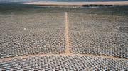 Data centre de production d'énergie de Google dans le désert de Mojave (Californie). Data centre de production d'énergie de Google dans le désert de Mojave (Californie).