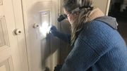 Klara Peeters à la recherche de la couleur originale de cette porte Klara Peeters à la recherche de la couleur originale de cette porte