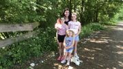 Stéphanie Lincé et ses filles devant la chaîne de 450 pierres à Gemmenich Stéphanie Lincé et ses filles devant la chaîne de 450 pierres à Gemmenich