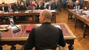 Axel Tixhon, le nouveau bourgmestre de Dinant, a décidé de tourner son bureau face aux citoyens qui assistent au conseil communal. Axel Tixhon, le nouveau bourgmestre de Dinant, a décidé de tourner son bureau face aux citoyens qui assistent au conseil communal.