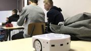 Le robot n'est pas plus grand qu'une boîte à tartines. Le robot n'est pas plus grand qu'une boîte à tartines.