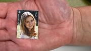 En haut à droite du timbre, le monogramme royal personnalisé pour la Princesse Elisabeth. En haut à droite du timbre, le monogramme royal personnalisé pour la Princesse Elisabeth.